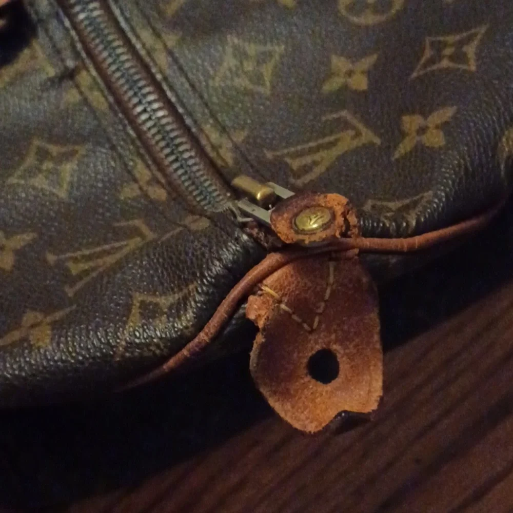 LV MONOGRAM SPEEDY 40. As Is. Authentic. Sales are final. LV Dustbag included - Picture 6 of 9